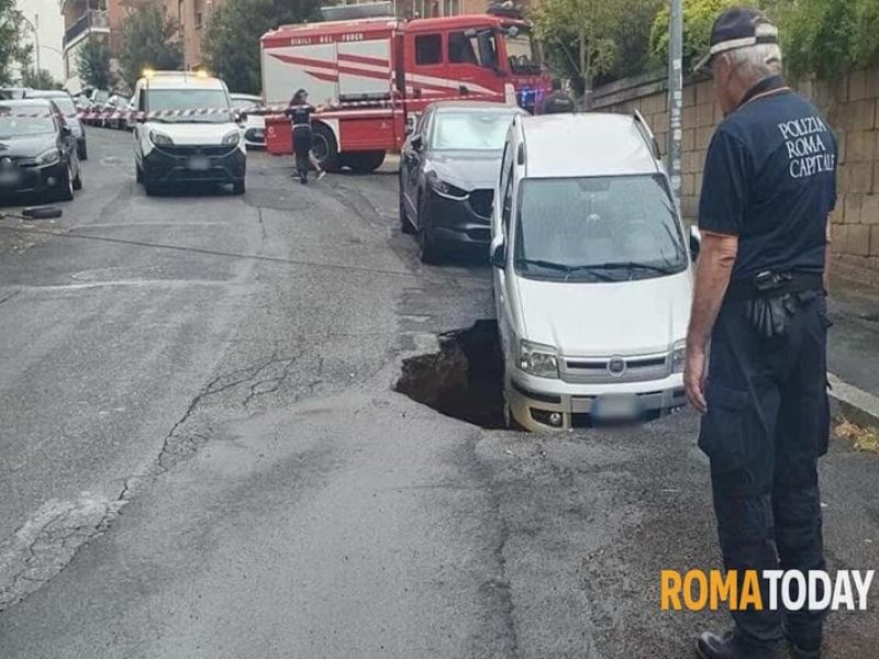 Voragine a Balduina: auto in bilico sulla maxi buca (RomaToday)